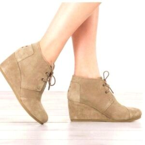 TOM’S Women’s Tan Suede Desert Wedges